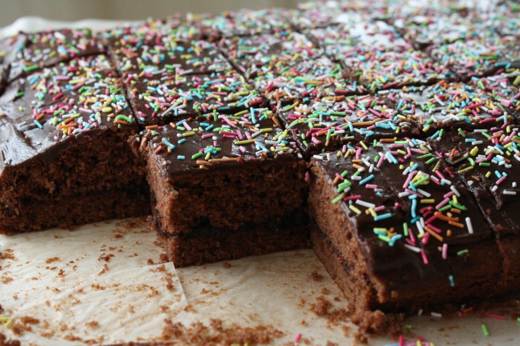 Stor sjokoladekake i langpanne kalt Kvikk-lunch-kake