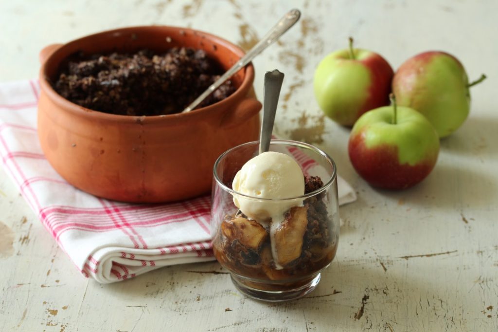 Sjokocrumble med daimkrønsj og epler