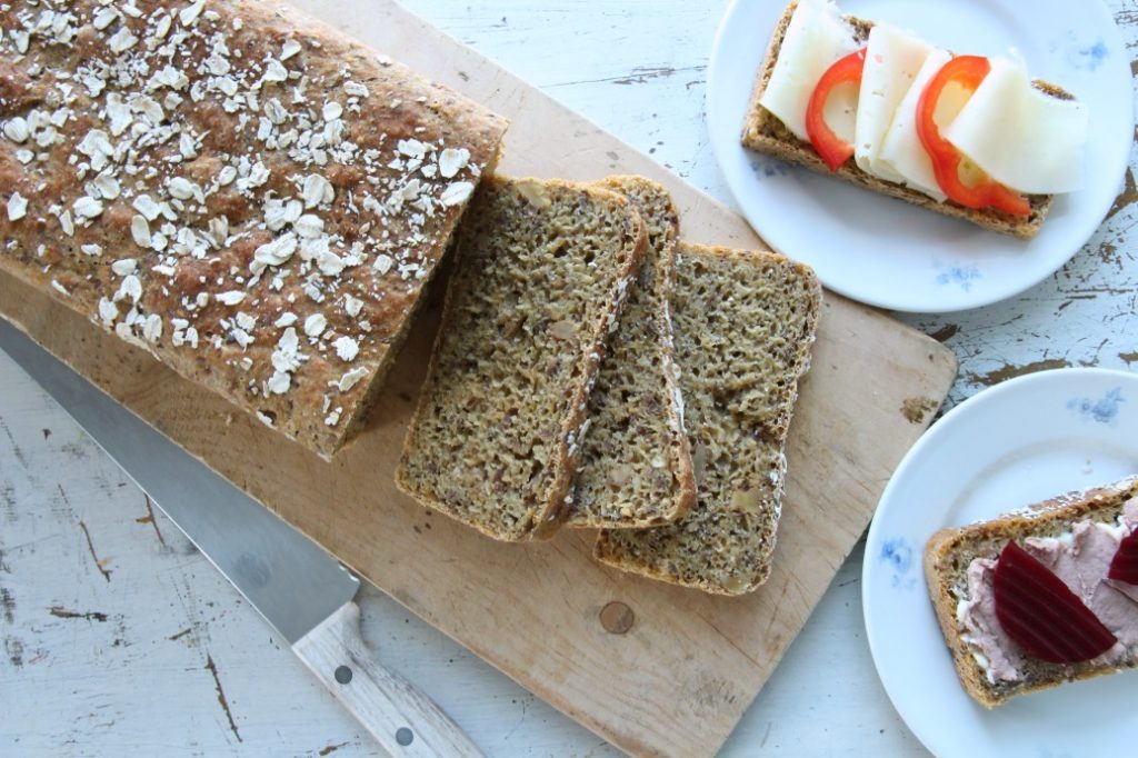 Grovbrød med spelt, bønner og rotgrønnsaker