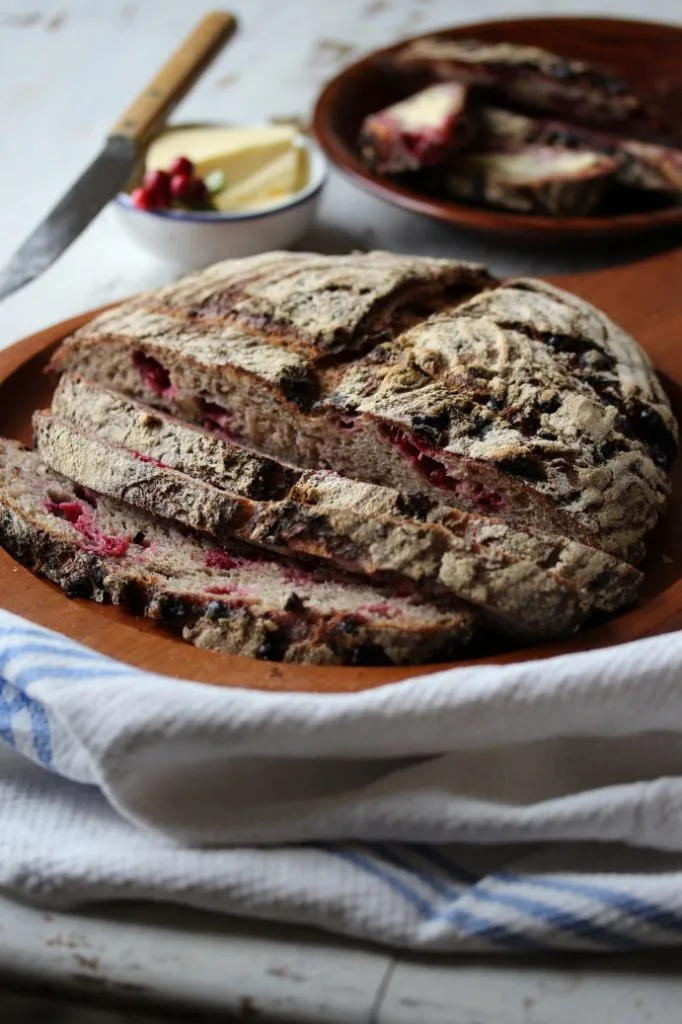 Grovbrød med tyttebær og valnøtter