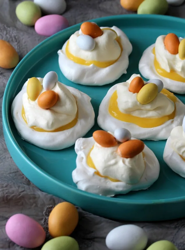 Mini-pavlova med sitronkrem og påskesjokolade