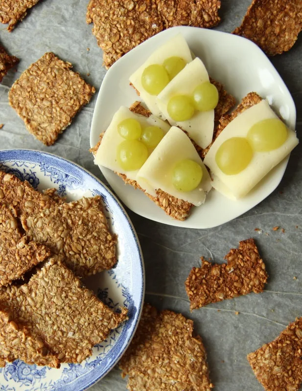 Hjemmelaget knekkebrød med havre og rug