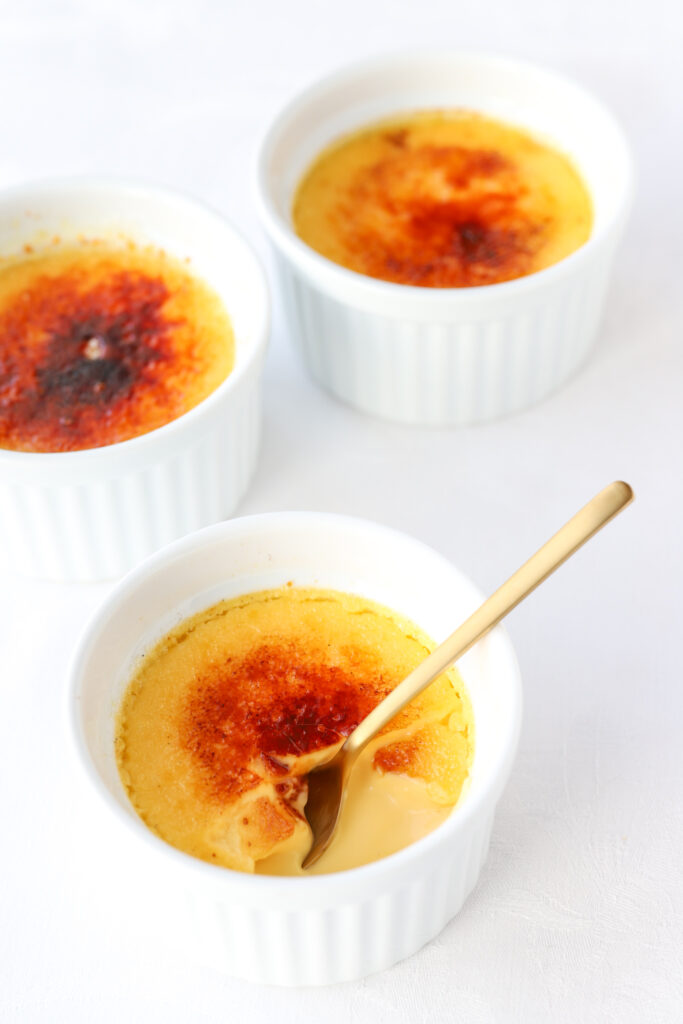 Créme brûlée med pasjonsfrukt